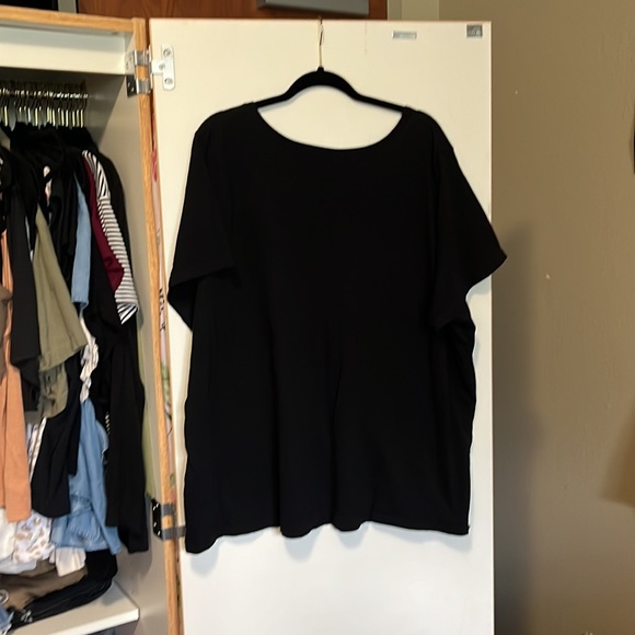 5/25🔥 Plus size black vneck tee - Picture 3 of 5